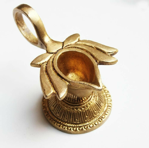 Diya compacte en laiton en forme de fleur avec une poignée pratique pour un transport facile. Durable. Disponible à prix de gros. - Product Image 1