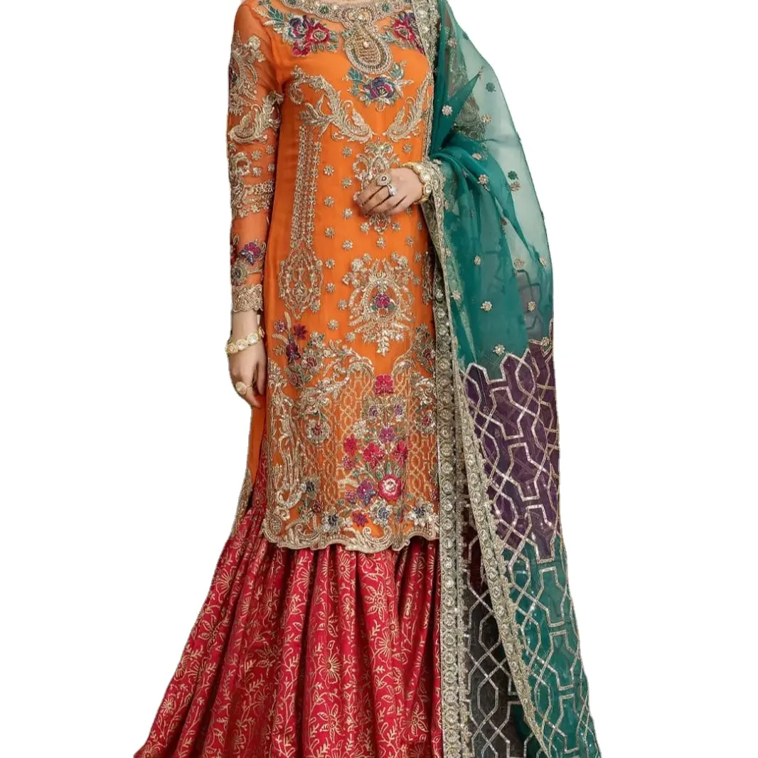 أزياء 2024 - فساتين نسائية متميزة من باكستان والهند. اختر من مجموعات رائعة تتميز بالتطريز الكثيف
