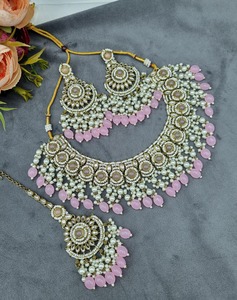 ชุดสร้อยคอพรีเมียมสีชมพูประดับเพชร Kundan พร้อมต่างหูและเครื่องประดับศีรษะแบบ Maang Tikka ประดับมุก สำหรับเจ้าสาวในงานแต่งงาน - Product Image 6