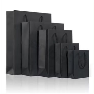 Bolsas de Compra de Papel Kraft Reciclado Ecológicas con Logotipo Personalizado, Laminación Negra Clásica e Impresión Offset para Comercio Minorista - Product Image 1