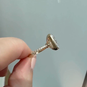 Anillo de compromiso con incrustaciones de circonitas cultivadas en laboratorio, corte radiante de 4 quilates, para mujer, anillo de oro de 14 quilates con banda pavé, regalo de aniversario, promesa. - Product Image 2