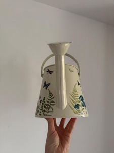 Aspersor de agua blanco con estampado de mariposas y plantas, ideal para plantas de jardín al aire libre y decoración del hogar inspirada en la naturaleza, de la India. - Product Image 6