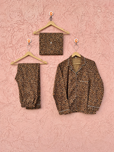 Ensemble de pyjama en coton écologique pour femmes à imprimé léopard, avec chemise boutonnée et pantalon de détente assorti, pochette incluse - Vêtements de nuit de luxe - Product Image 6