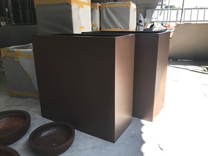 Maceta Decorativa de Fibra de Vidrio en Forma de Cubo, Ligera y Duradera, para Interiores y Exteriores, con Color y Logotipo Personalizables - Product Image 2