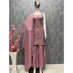 Belle broderie de fil de coton pour femmes Sharara Set et Dupatta avec un travail complexe - Product Image 2