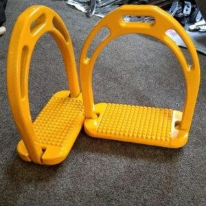 Estribos de Aluminio Amarillo para Montar a Caballo |   Diseño ligero y seguro con banda de rodadura antideslizante |   Equipo Ecuestre de 12 cm para Niños y Adultos | - Product Image 2