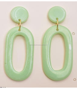 Boucles d'oreilles pendantes en résine pour femmes luxueuses fabriquées à la main Couleurs personnalisées Accessoires de mode hautement polis d'Inde - Product Image 2