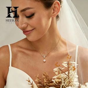 Collier de mariée minimaliste avec pendentif en forme de branche florale délicate et chevron, orné de diamants de laboratoire taille marquise et de perles - Product Image 3