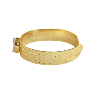 Bracelet martelé en laiton plaqué or avec quartz rose de Laxmi Jewellers, bijou classique pour femme, idéal pour les fêtes et la mode. - Product Image 2
