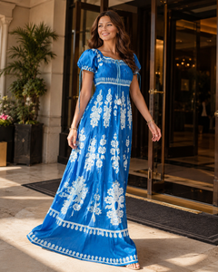 Robe longue maxi bohème à imprimé floral bleu, manches bouffantes, taille smockée, respirante, écologique, coupe évasée vintage et moderne - Product Image 4