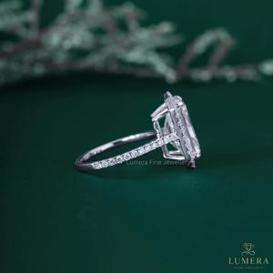 Bague de fiançailles 6.6CTE à taille radiant allongée, diamant de laboratoire couleur D VS1, avec halo et bande pavée, bijou de mariée spectaculaire - Product Image 3
