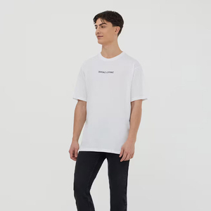 เสื้อยืดคอกลมแขนสั้นสีขาวพิมพ์ลายขายส่งสำหรับผู้ชาย ทรงปกติ ผ้าคอตตอนเจอร์ซีย์ สไตล์ลำลอง - Product Image 3