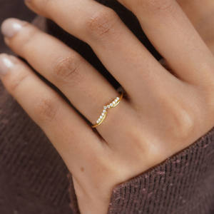 สายรัดมอยส์ซอไนต์ทรงกลมแบบมินิมอลแถบแต่งงานรูปตัววีสไตล์โค้งสีเหลืองทองสำหรับสวมใส่ทุกวันหรือเป็นของขวัญครบรอบ - Product Image 3