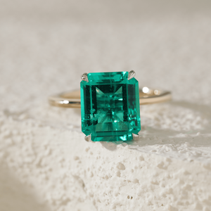 Bague de luxe pour femme en or bicolore 14K, sertie d'un émeraude de laboratoire zambienne 10x8mm certifiée IGI, taille émeraude, avec halo caché. - Product Image 1