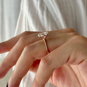 Bague de fiançailles solitaire pour femme en or 14 carats avec diamant de laboratoire ovale de 2 carats, taille prong, clarté VS, couleur EF, certifiée IGI - Product Image 3