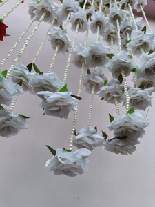 Guirlande suspendue souple faite à la main en roses artificielles et perles de plastique, décoration florale perlée pour mariage, Mehndi, Haldi, Puja, toile de fond - Product Image 4