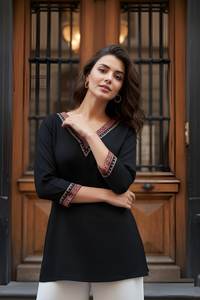 เสื้อทูนิคคอวีสีดำลำลองสำหรับผู้หญิง ผ้าเรยอนพิมพ์ลาย ความยาวปกติ แขนสามส่วน เย็บอย่างประณีต สวมใส่สบาย เสื้อสำหรับสาวๆ - Product Image 4