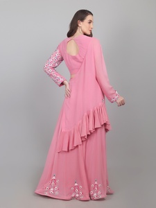 Conjunto informal moderno y a la moda para mujer, lehenga choli GGT con una manga y dupatta con volantes. - Product Image 2