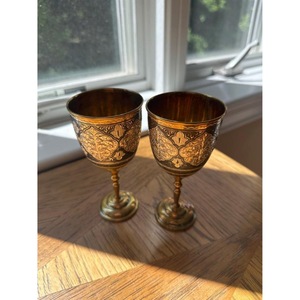 Gobelets en laiton faits à la main en gros avec motif vintage en relief en forme de cloche pour vin de fête, 2 pièces - Product Image 3
