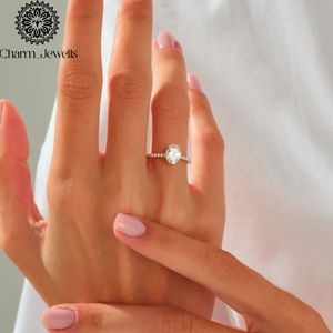 Bague de fiançailles Charm_Jewells pour femme en argent plaqué or 18 carats avec moissanite taille coussin, sertissage à griffes, style classique, certifiée IGI, 3g - Product Image 4