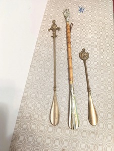 Rehausseur de chaussures en bois avec poignée design et prise élégante pour une utilisation à domicile, décoration d'entrée et assistance quotidienne à la chaussure, provenance d'Inde - Product Image 1