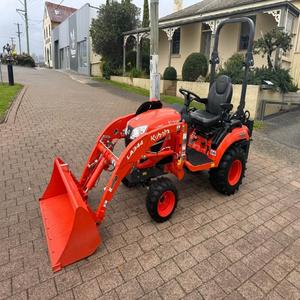 Tractor de Ruedas Automático Kubota BX2380 con Cargador de Servicio Pesado y Cortacésped de Precisión para Cuidado Profesional del Césped en Exteriores - Product Image 4