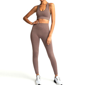Ensemble de yoga premium personnalisé avec logo, vêtements de sport solides, fabricant pakistanais, vente en gros, vêtements d'entraînement sans couture, légers - Product Image 1