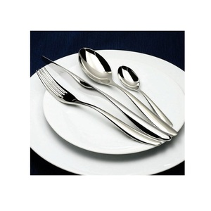 Couverts en métal artistiques pour la table, compagnons d'hôtellerie développés pour sublimer les repas résidentiels avec un attrait décoratif intemporel - Product Image 5