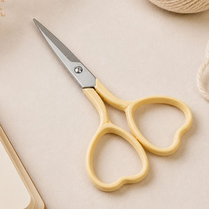Petits ciseaux à coudre avec poignée en forme de cœur, en acier inoxydable, pointe acérée, outil d'artisanat de broderie - Product Image 1