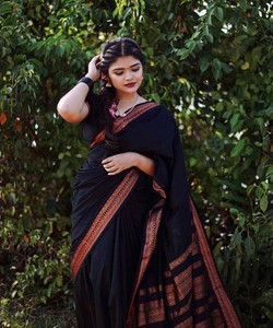 Sari de Seda Negra con Borde Rojo, Traje Tradicional Indio para Bodas, para Mujer, Largo hasta el Suelo, Corte Regular, para Todas las Temporadas - Product Image 1