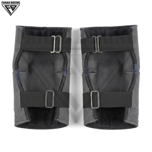Rodilleras Protectoras Personalizadas con Acolchado Flexible y Compresión, Acabado Negro Elegante y Ribete Plateado para Seguridad Deportiva - Product Image 2