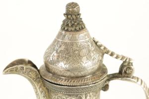 Ewer en laiton de style persan du XIXe siècle, argenté, avec multiples gravures figuratives et autres scènes sur le corps - marqué d'un sceau. - Product Image 2