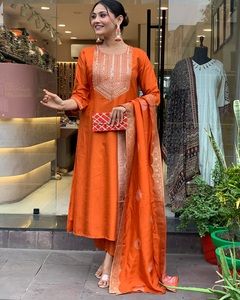 Ensemble Kurti et pantalon pour femme en soie Chanderi brodée de qualité supérieure, couleur orange, avec dupatta à imprimé numérique. - Product Image 4