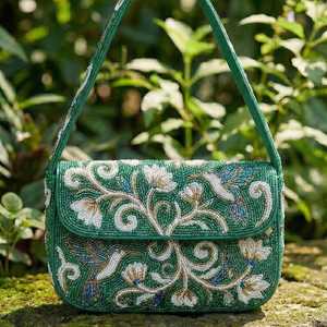 Bolso de Hombro Verde con Cuentas de Colibrí y Flores - Bolso Artesanal para Fiesta con Temática Botánica, Cierre Magnético y Bolsillo Trasero - Product Image 1