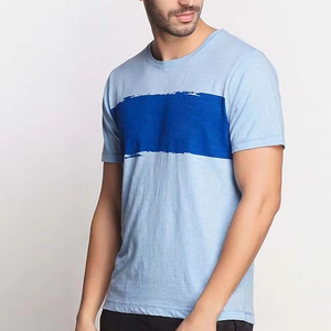 Camiseta Gráfica Azul Claro para Hombre, Diseño Nuevo, Rayas con Trazos Audaces, Estilo Casual de Verano, Cuello Redondo, Suave y Cómoda - Product Image 3