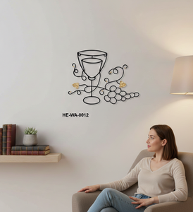 Arte de Pared Boho Hecho a Mano en Hierro con Diseño de Copa de Vino, Detalles Dorados y Racimos de Vid Flotantes, Función para Colgar - Product Image 3