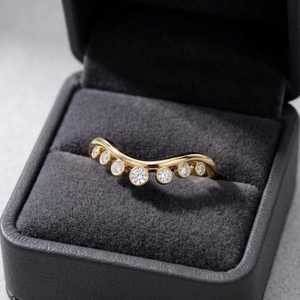 Anillo minimalista de banda ondulada con diamantes de corte redondo cultivados en laboratorio con oro amarillo de 14 quilates, joyería fina, regalo de compromiso y boda para enamorados. - Product Image 4