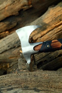 Hacha Tomahawk Premium Hecha a Mano para Acampar, con Mango Envuelto en Cuero y Madera, y Cabeza de Acero, para Uso en Campamentos - Product Image 4