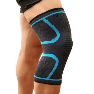 Genouillère Élastique pour Hommes, Soutien Sportif Noir avec Logo Personnalisé Imprimé et Design Rayé Coloré - Product Image 3