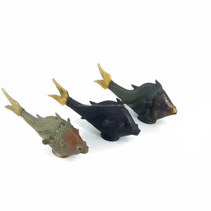 Trio de Peces de Latón Hechos a Mano, Decoración Multicolor para el Hogar y el Trabajo, Escultura de Metal Artesanal Tradicional India - Product Image 2