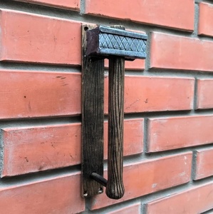 Poignée de portail en fer forgé à la main KHP – Design martelé, effet grain de bois ; facile à installer ; finition résistante à la rouille. - Product Image 3