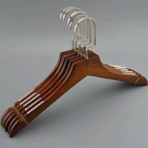 Organisateur de vêtements en bois durable et écoresponsable, composants en acier inoxydable, crochets muraux amovibles, cintres détachables, conception antidérapante - Product Image 1