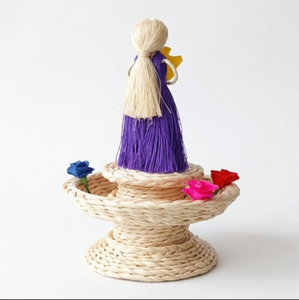Figurine de poupée tissée à la main avec robe violette et fleur jaune sur base ronde, décoration bohème pour la maison, présentation sur table intérieure - Product Image 3