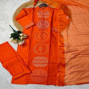 Ensemble Kurti et pantalon VASTRA COTTAGE en Chanderi avec broderie au col et dupatta en chinon épais – Tenue ethnique élégante et traditionnelle - Product Image 6