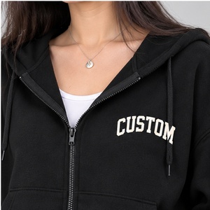 Sweat-shirt court à capuche zippé noir personnalisé avec logo sur la poitrine pour femme, en molleton épais, style streetwear - Product Image 4