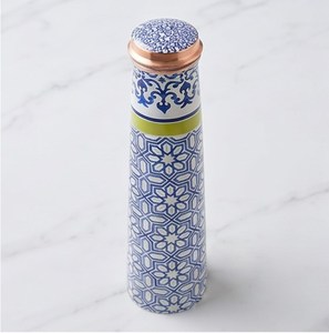Botella de Agua de Cerámica Mediterránea con Tapa de Cobre, Patrón Floral Geométrico Azul y Blanco - Product Image 1