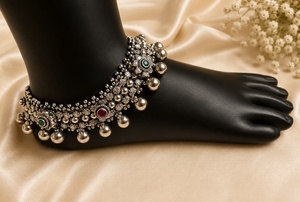 Bracelet de cheville ethnique fait main, également connu sous le nom de Payal, Pajeb, en argent sterling 925, finition antique avec pierres de couleur synthétique. - Product Image 4
