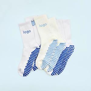 Chaussettes de Pilates antidérapantes à logo personnalisé pour femmes et enfants, semelle intégrale, motif à pois bleu pastel, 100 % coton, chaussettes de yoga pour studio, vente en gros - Product Image 1