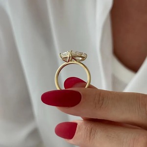 แหวนเพชรเม็ดมะม่วงหิมพานต์สีเขียวมรกต แหวนสองเม็ด ทองคำขาว 18k รับรองโดย IGI ความใส VVS แหวนแต่งงาน/หมั้นสำหรับผู้หญิง ดีไซน์ทันสมัย - Product Image 3