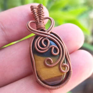 สร้อยคอหินสีชมพูทำมือ ประดับด้วยลวดสีโรสโกลด์ ดีไซน์เกลียววนแบบไม่ซ้ำใคร เครื่องประดับจี้ห้อยสไตล์โบโฮ งานศิลปะสำหรับงานแต่งงาน - Product Image 4